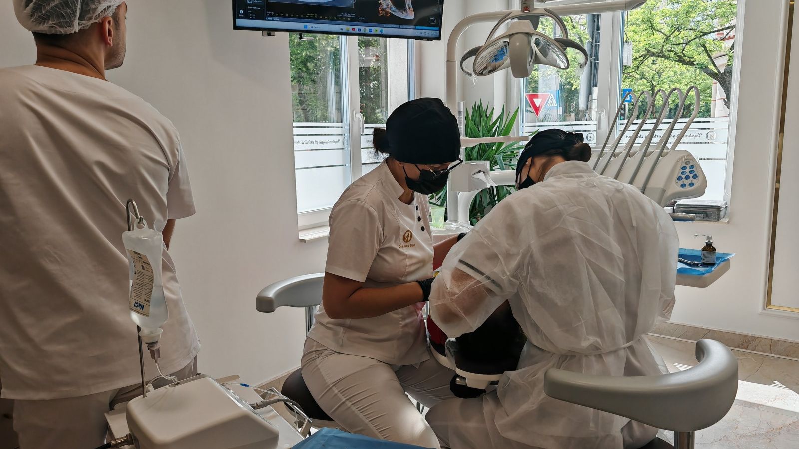 Medic stomatolog examineaza dintele si gingia inainte de implant